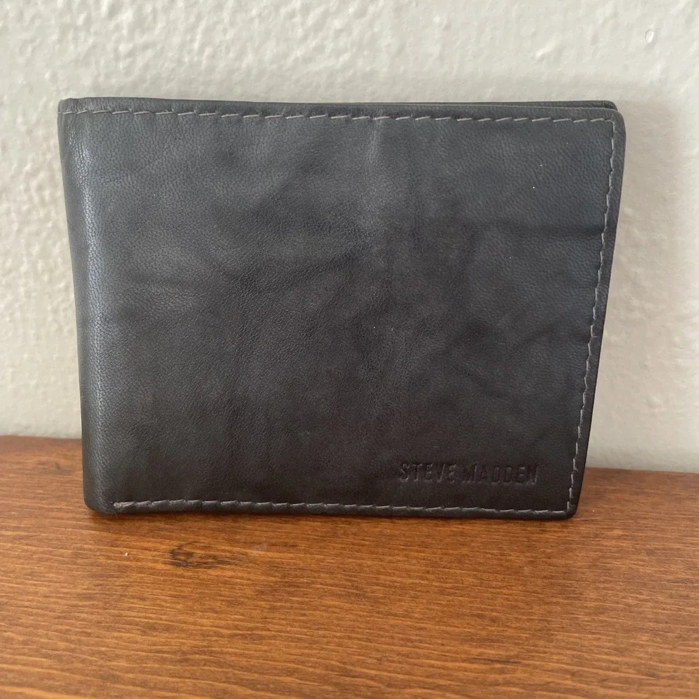 Steve Madden Men's Bi - Fold Black Leather Wallet With Flip ID RFID Card Holder